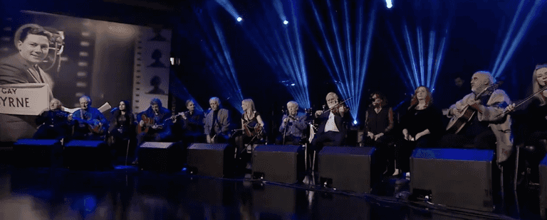 WATCH: Emotional tribute show to Gay Byrne ends with moving rendition of The Parting Glass