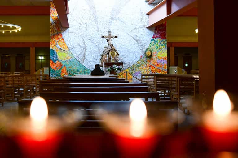 10% drop in Irish citizens identifying as Catholics, according to census