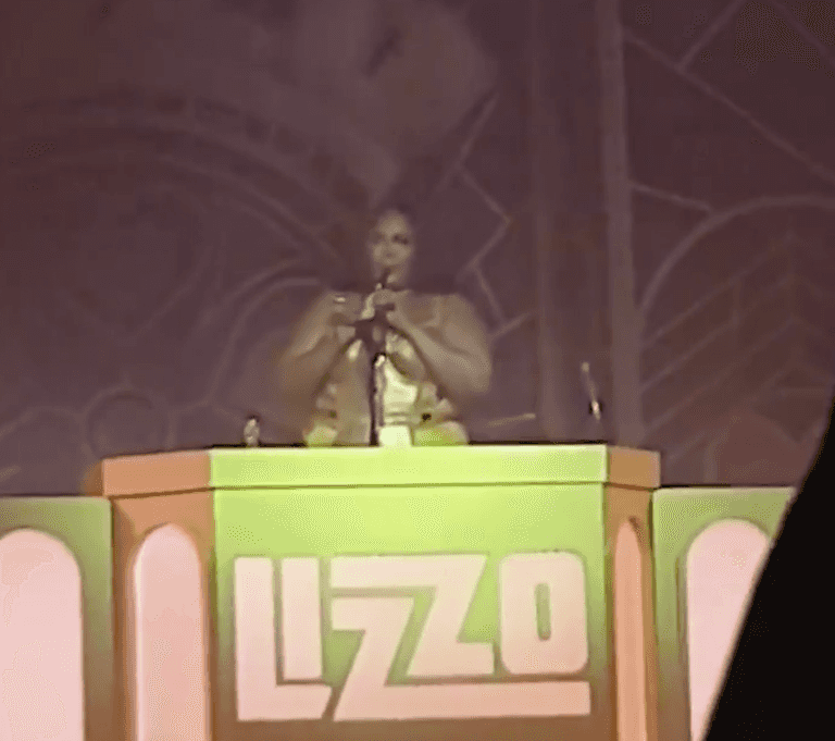 WATCH: Lizzo played a tin whistle at her gig last night confirming she’s basically Irish