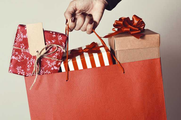 Men spend almost 40% more than women on Christmas gifts for their other half