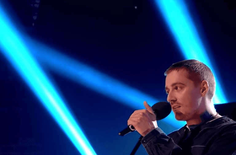 Dermot Kennedy responds to fan on Twitter with romantic advice