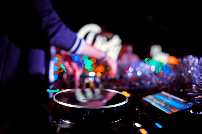 TUD students! We’re hosting a live DJ set exclusively for you guys!