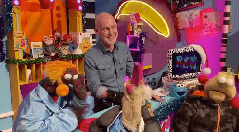 No more beef – Niall Horan and Dustin the Turkey have finally kissed and made up