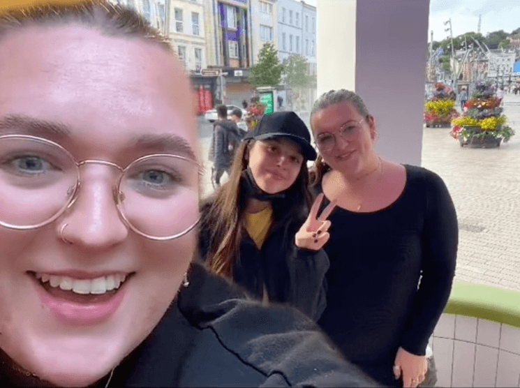 ‘Just waiting for her crepe to be cooked’ – Olivia Rodrigo spotted in Cork ahead of Marquee gig