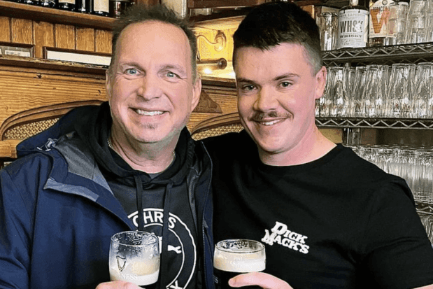 Garth Brooks gives impromptu performance at this Dingle pub