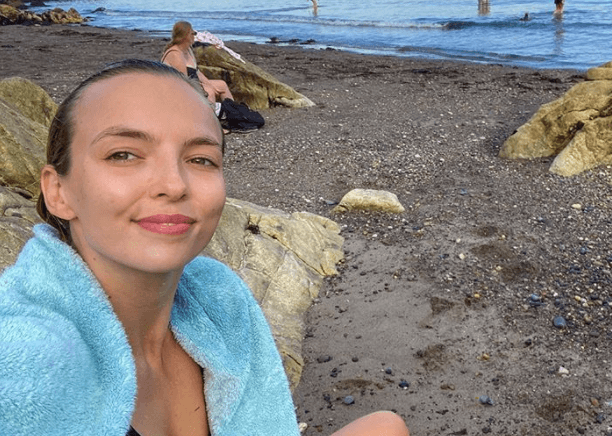 PIC: Killing Eve star Jodie Comer in Dublin having a casual swim