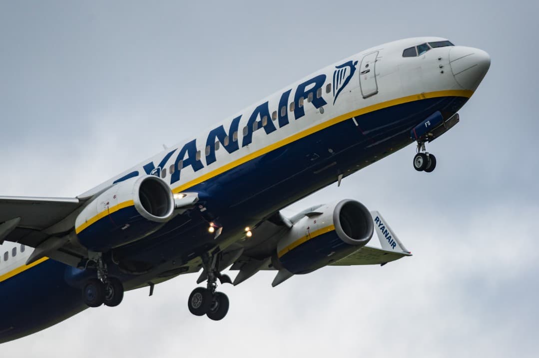 Ryanair to close two Irish bases for the winter