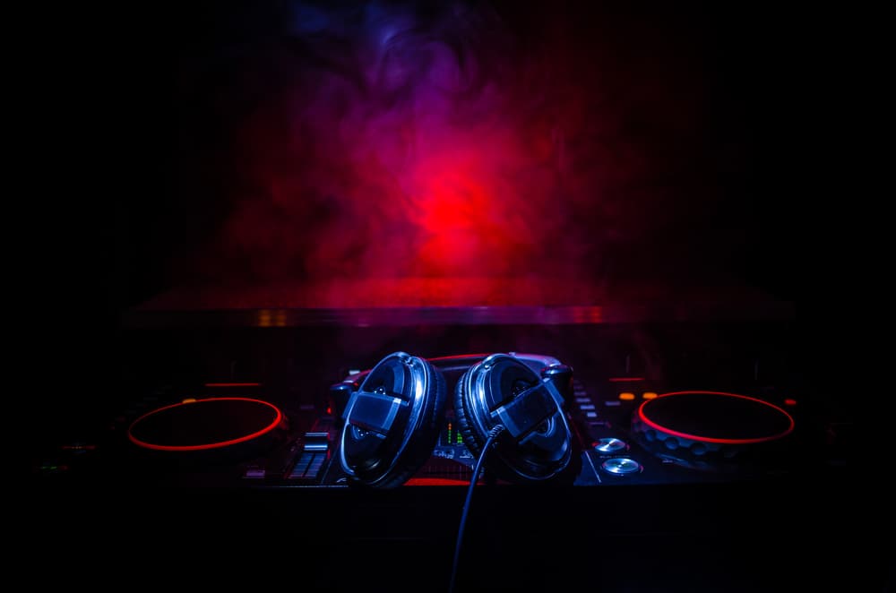 Hey students! Fancy joining us for an exclusive DJ set and unreal prize giveaways?