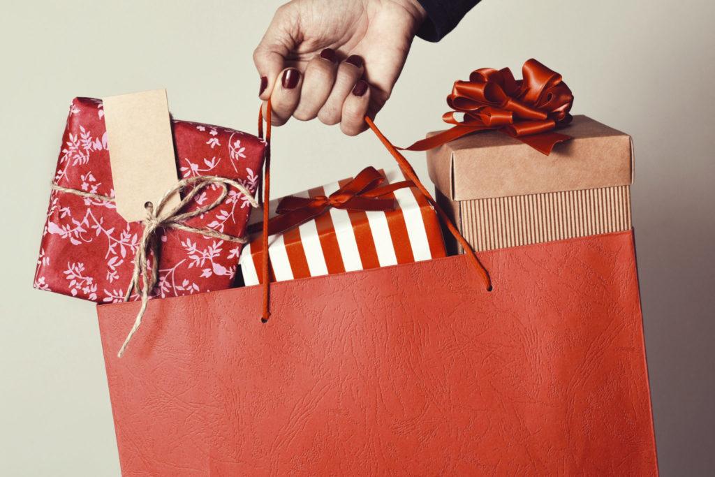 Men spend almost 40% more than women on Christmas gifts for their other half