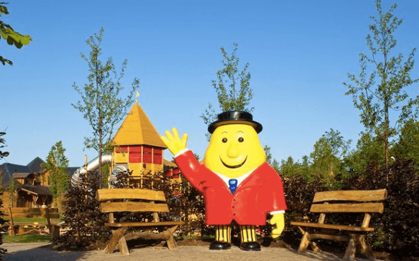 Retro Drive-in are coming to Tayto Park, with an amazing lineup of Christmas movies!