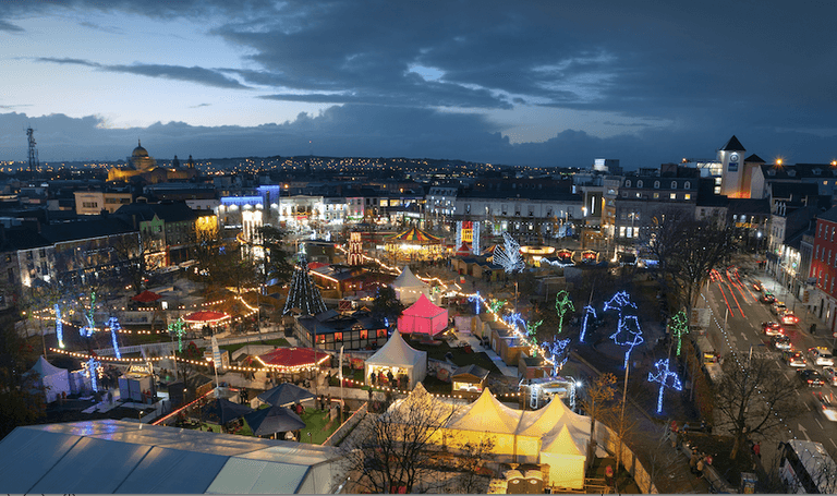 Galway looks stunning as it begins glowing under Christmas lights Galway looks stunning as it begins glowing under Christmas lights