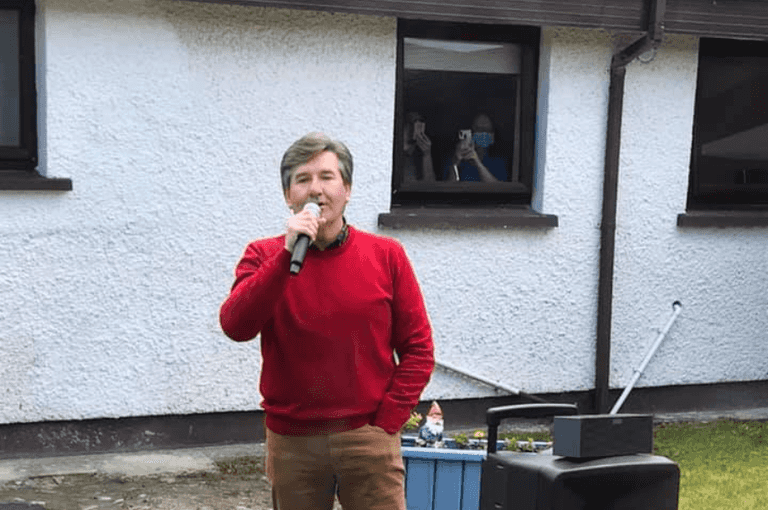 Daniel O’Donnell sings outside community hospital to lift the resident’s spirits Daniel O’Donnell sings outside community hospital to lift the resident’s spirits