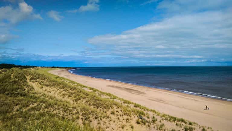 Gardaí turn away more than 100 cars from Wicklow beaches for breaking lockdown restrictions Gardaí turn away more than 100 cars from Wicklow beaches for breaking lockdown restrictions