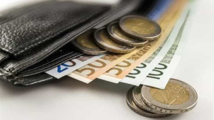 Minimum wage in Ireland to rise to €10.20 an hour from January Minimum wage in Ireland to rise to €10.20 an hour from January