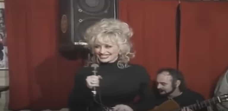 WATCH: This clip of Dolly Parton singing in an old Irish pub has resurfaced and it’s still gold WATCH: This clip of Dolly Parton singing in an old Irish pub has resurfaced and it’s still gold