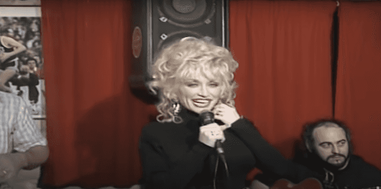 Old footage emerges of Dolly Parton giving a beautiful surprise performance in a Kerry pub Old footage emerges of Dolly Parton giving a beautiful surprise performance in a Kerry pub