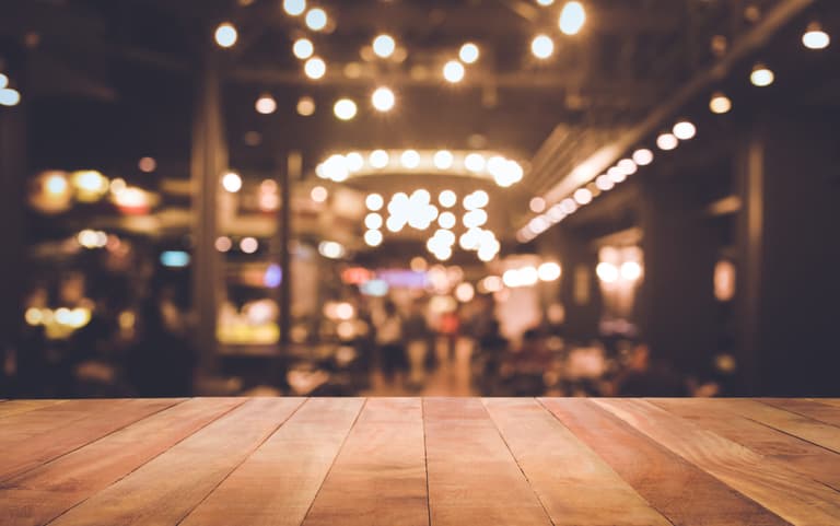Midnight closing time for pubs, clubs and restaurants to come in this week Midnight closing time for pubs, clubs and restaurants to come in this week