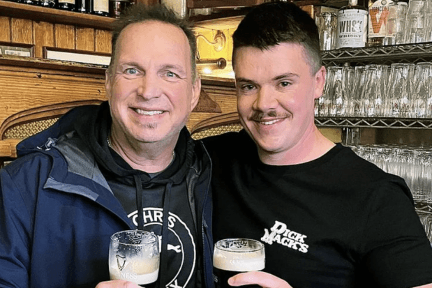 Garth Brooks gives impromptu performance at this Dingle pub Garth Brooks gives impromptu performance at this Dingle pub