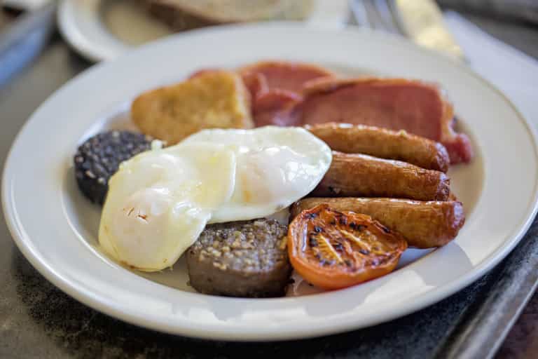 Man flies from UK to Magaluf to get a fry up for less than £15 Man flies from UK to Magaluf to get a fry up for less than £15