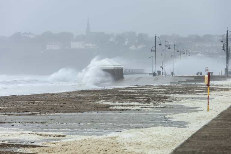 ‘Damaging gusts likely’ as Status Orange wind warning issued for Cork and Kerry ‘Damaging gusts likely’ as Status Orange wind warning issued for Cork and Kerry