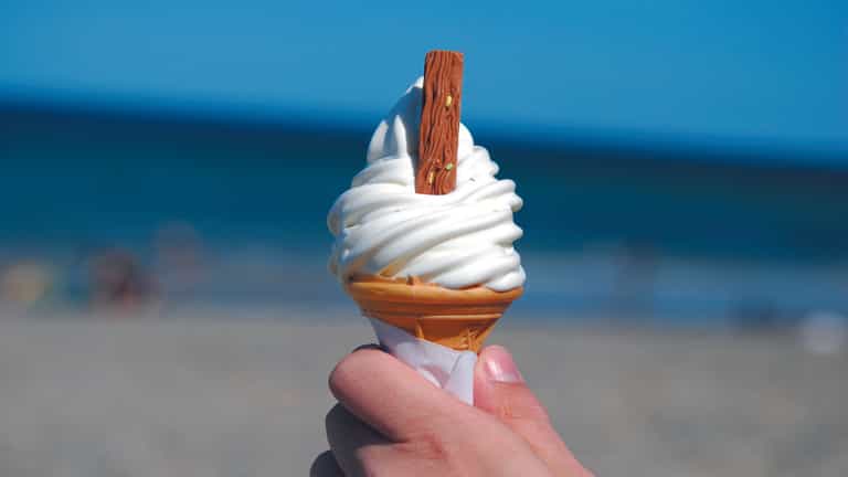 Ice cream sellers say Cadbury Flakes are now ‘too crumbly’ for 99 cones Ice cream sellers say Cadbury Flakes are now ‘too crumbly’ for 99 cones