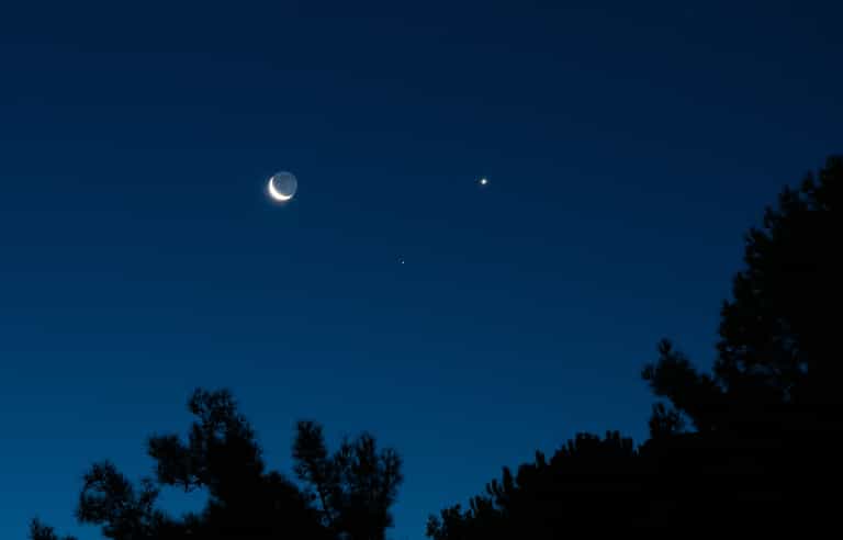Star-gazers will be able to spot Venus tonight next to the moon Star-gazers will be able to spot Venus tonight next to the moon