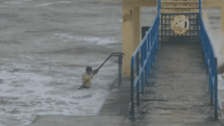 WATCH: Swimmer ignores weather warning and goes for a dip at Salthill WATCH: Swimmer ignores weather warning and goes for a dip at Salthill