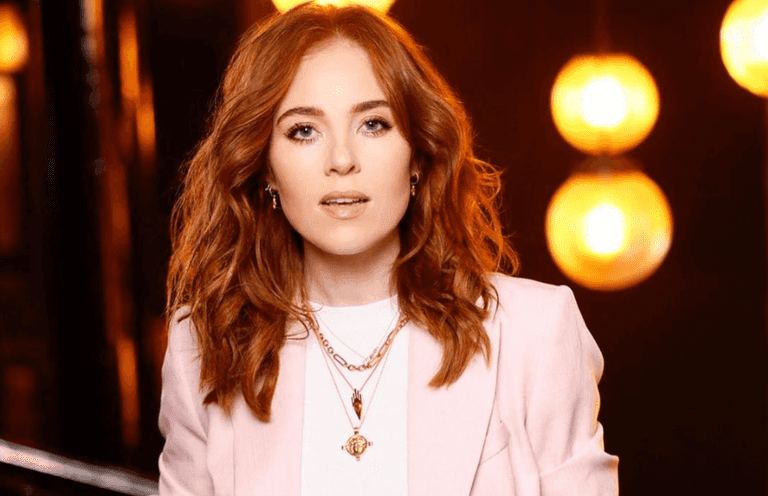 Angela Scanlon named as host of new RTE Saturday Night show Angela Scanlon named as host of new RTE Saturday Night show